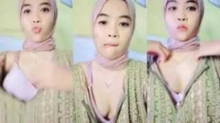 Host Jilbab Pink Menggoda Bikin Pascol Tegang