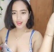 Alecia remas nenen bulat putih