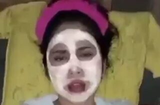 Ceweknya Lagi Maskeran Wajah Ehh Malah Kena Entot Pacar