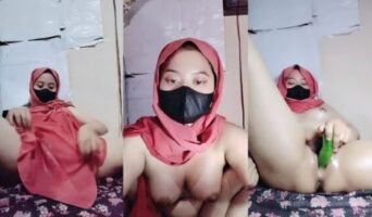 Gokil Hijabers Ini Colmek Pake Timun Ampe Keluar Cairan