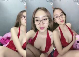 Silvi Cantik Berkacamata Pamerin Nenen Uting Mungil